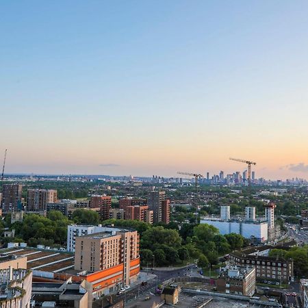 Amazing London City Skyline View & Transport Links Barking  Exteriör bild