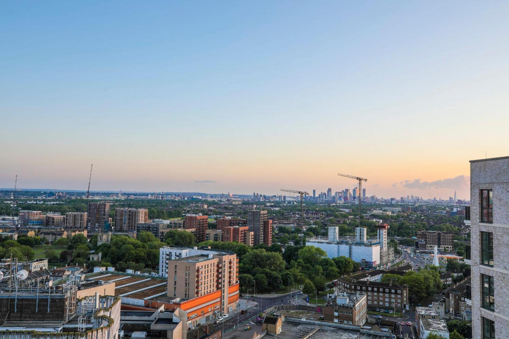Amazing London City Skyline View & Transport Links Barking  Exteriör bild